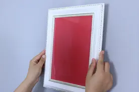 很多人挂相册没方法，都是这样盲挂，教你一招3秒轻松挂上墙