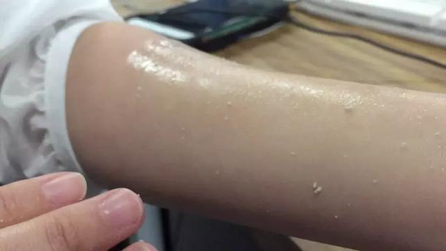 护肤品一用就搓泥，是买到假货了吗？