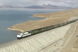 青藏铁路的火车到格尔木，为什么要换车头？今天真是长见识了视频封面