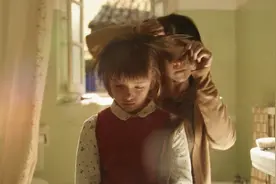 母亲吃女儿的醋，一怒之下将她长发剪了，父亲却将女儿送去亲戚家视频封面