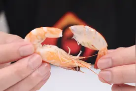 才知道虾上面还有这个机关，轻轻一剥3秒去虾壳，真是太方便了视频封面