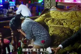 美女陪老总们喝酒，都喝吐了还不能停，做公关的实在太辛苦