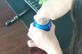 易拉罐的拉环断了怎么办？先别慌，一张纸就能轻松解决