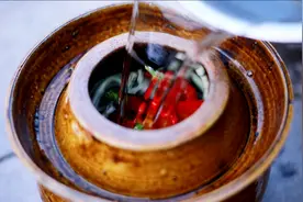 老坛酸豇豆秘制做法，土家小伙手把手教你，太简单了视频封面