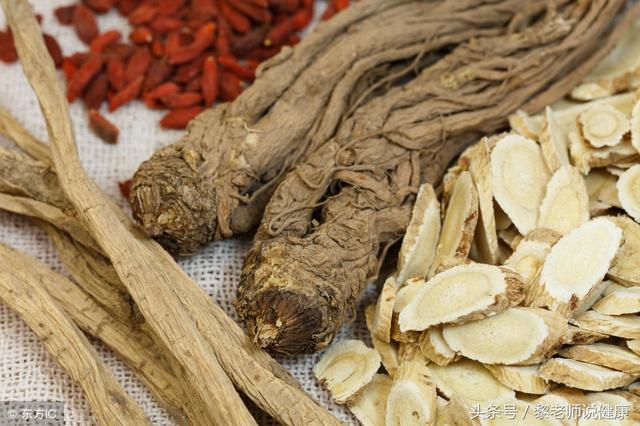 头发枯萎，一把把往下掉！中医师分享了3个防脱发方子，要牢记！