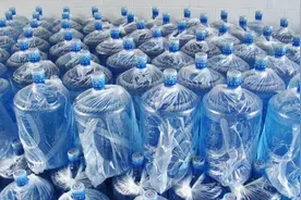 桶装水生产线实拍，整个过程干净卫生，网友：这水得卖50一桶吧？视频封面