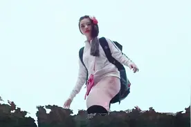 没腿人鱼用滑板走路，突破重重障碍回到家视频封面