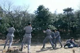 队长为五人讲解野外生存训练，他们却不以为然，队长突然中枪倒地视频封面
