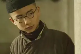 金陵十三钗：书娟父亲做了汉奸，为此与他结仇，约翰找他要通行证