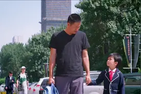 父亲亲自抓到小偷，儿子竟主动拉父亲的手，父亲感到很是满足视频封面