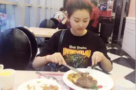 和女友去西餐厅吃牛排不要再点八分熟，免得尴尬！看完又涨知识了视频封面