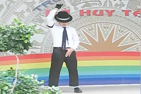 原本以为是青铜，没想到是个王者！越南小学生，迈克尔杰克逊舞蹈视频封面