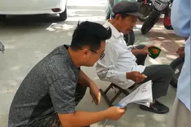 85岁老人卖报三十载：只为大家有报看视频封面