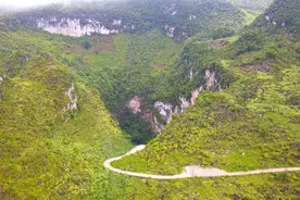 你见过这样的天坑吗？边上还敢有人种庄稼！这些人不怕吗？