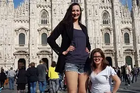 全球最高的女模特：走在街上像一个巨人，为找不到男友而困惑！视频封面