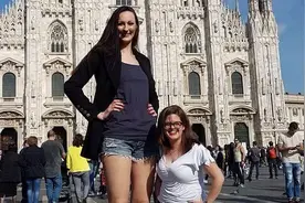 全球最高的女模特：走在街上像一个巨人，为找不到男友而困惑！视频封面