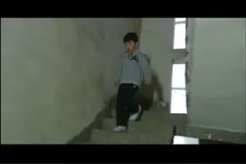 小男孩逃跑回家，终于能见到妈妈，绑匪却又突然出现，太可恨了视频封面