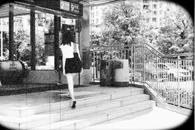 小姐姐出门没带伞，结果在地铁里遭遇了这样一幕……视频封面