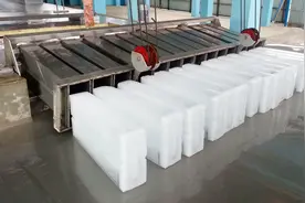 制冰厂实拍，大型冰块制造全过程，网友：这里上班不怕夏天高温了视频封面