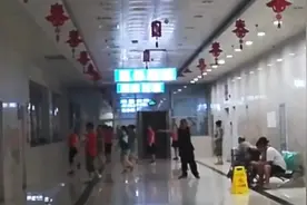太闹人！大妈“占领”医院：背着音响室外暴走 室内跳广场舞图片