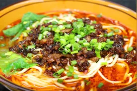 大厨教你重庆小面里的杂酱面，臊子酥香味浓，比北方的炸酱更好吃视频封面