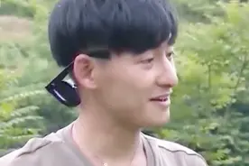 小男孩的身世引起男嘉宾的共鸣，待人温柔且坚强的他竟是单亲家庭视频封面