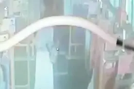 傍晚女子公交车上被袭胸，警方“零口供”处理猥亵男，给警方点赞视频封面
