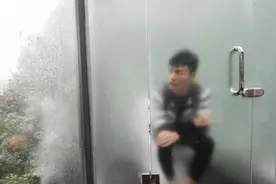 中国一景区出现透明公厕，男女厕所只有一层玻璃，你敢用吗？视频封面