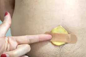 把生姜贴在肚脐上效果太棒了，多数人还不知道，看完又学会一招视频封面