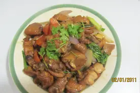宝妈三个鸡腿做一锅黄焖鸡，孩子吃的很开心，教你详细做法视频封面