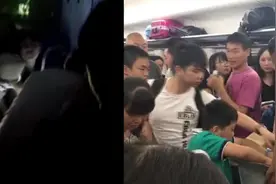 广深列车停运现场：因设备故障，关灯关空调，乘客闷车厢数小时