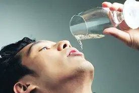 喝醉酒身体很难受，今天告诉你三个小妙招，快速解酒还养肝！视频封面