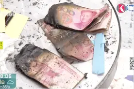 太糟心！家中近60万现金被火烧 男子心怀忐忑找银行帮忙来兑换！视频封面