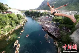 波黑百年古桥上演极限跳水 28米高桥一跃而下图片