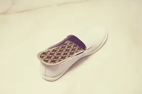 走路时鞋垫总是往外面跑，教你一招，鞋垫再也不会跑出来，真实用