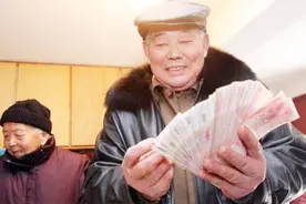 异地领取养老金需要这样操作！才能保证按时领到养老金！视频封面