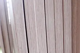 木板封边全过程，涂胶按压一次性完成，这样才能达到最佳效果