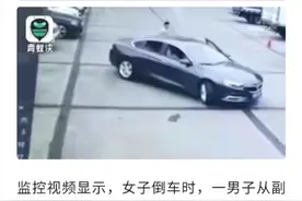 致命操作！女司机倒车时将头伸出车外被夹身亡，丈夫被撞重伤图片