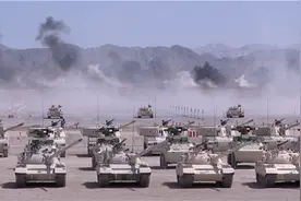 “国际军事比赛—2018”在新疆库尔勒开赛 中国战车威风凛凛！视频封面