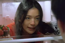 为了躲人女孩藏进冰箱里，最后朋友泼进去一壶热水，太逗了！视频封面
