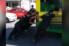 公交故障停驶，11名民警合力将车推走视频封面