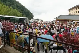 洛阳白云山景区紧急闭园，优惠活动致大量游客滞留，小朋友被挤哭