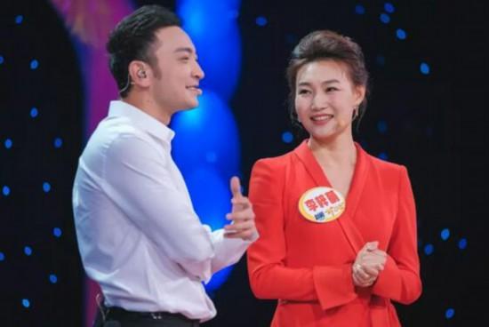 穿棉裤戴假发贴耳机 揭秘央视主播镜头后"小秘密"