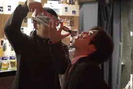 北大高材生毕业后当酒吧服务员，钱少活累只为实现梦想视频封面