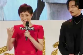 孙俪晒小花给邓超美甲照 小手抓大手场面温馨有爱视频封面