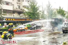 洛阳关林路装有酒精的小货车起火，附近3辆车被引燃图片