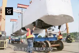 地铁弄好后，还得一节节的运去现场组装