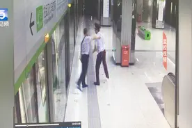 武汉：“蛮横”老人抢上地铁被夹 被解救后竟挥拳打向工作人员视频封面