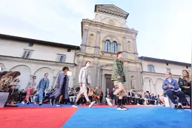 井柏然穿过的这个牌子Roberto Cavalli，其实很多明星都喜欢视频封面