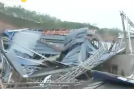重庆遇八级大风撕裂彩钢棚 棚下避雨的四名工人一死三伤视频封面